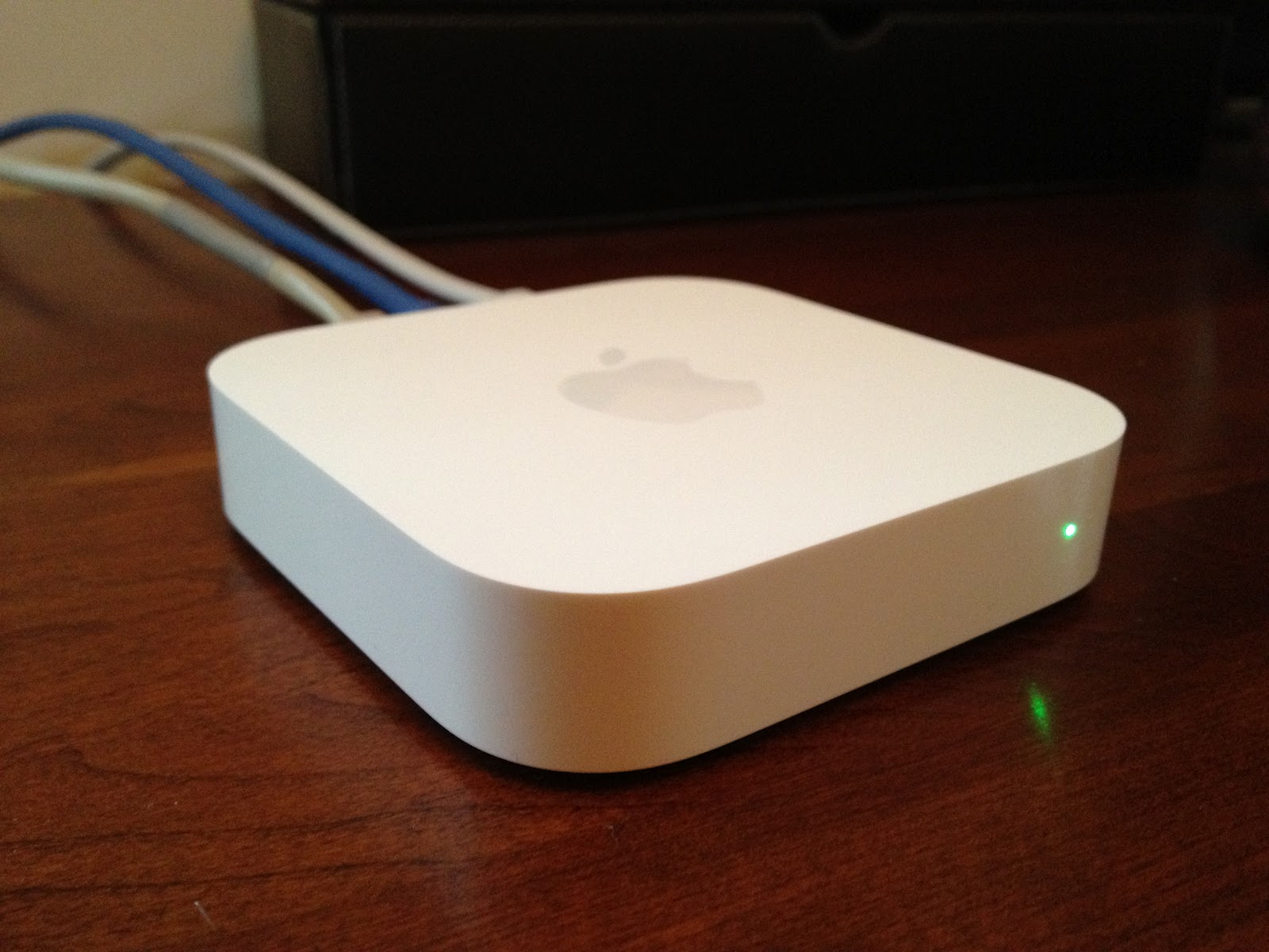 Apple wi fi. Wi Fi роутер Apple. Роутер Apple Airport Express. Роутер WIFI АПЛ. Роутер эпл а1470.