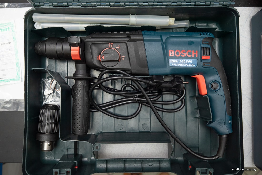 Bosch оригинальный. Перфоратор Bosch 230. Перфоратор Bosch Vibratec. Bosch GBH 2-28 подделка. Перфоратор бош 2-26 оригинал.