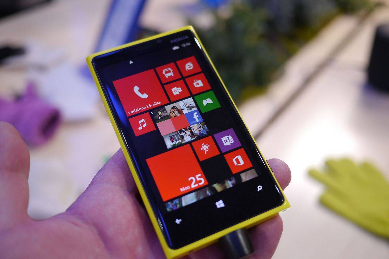 Телефоны рядом. Microsoft Windows Phone 8. Нокиа люмия 2013. Nokia Windows 8.1. Nokia Windows Phone 8.1.