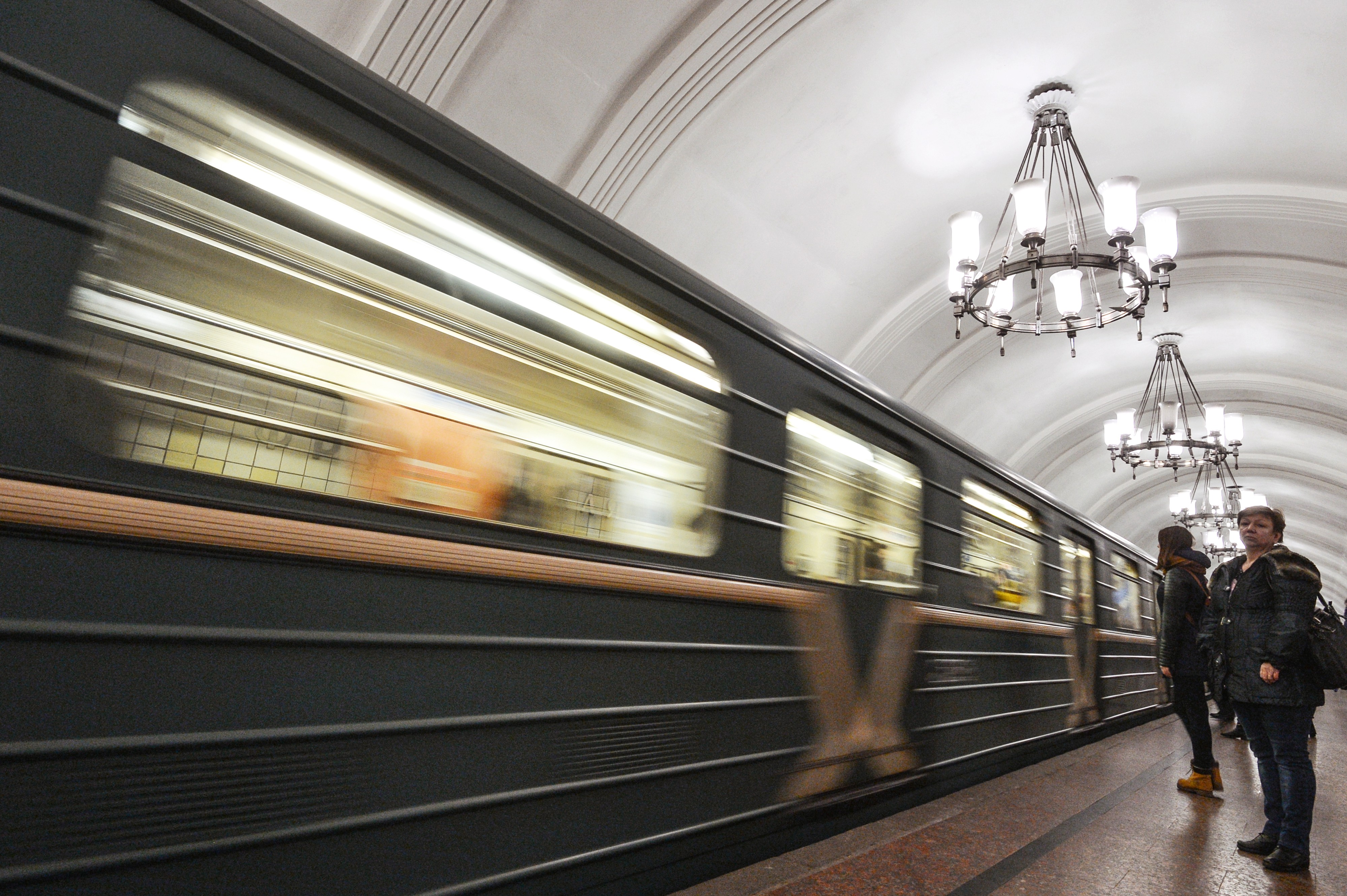 Скорость поезда метрополитена. Метро едет. Эстетика Московского метро. Подъезжающий поезд метро. Скорость метро.